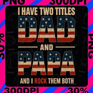 Può includere: Design grafico nero con la scritta "I HAVE TWO TITLES DAD AND PAPA AND I ROCK THEM BOTH" in rosso, bianco e blu, che ricorda la bandiera americana. Il design è su sfondo nero.