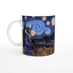 Op de afbeelding: Witte keramische mok met een blauwe en gele sterrenhemel scène. Een figuur in een blauw pak en een gasmasker houdt een geweer vast. De scène doet denken aan het beroemde schilderij van Vincent van Gogh.