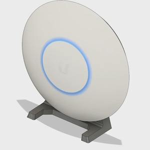 以下が含まれることがあります： 黒い持ち手と「But First, Coffee」の手書き風の文字が入った白いセラミックマグ。白い表面に置かれています。マグカップは温かい飲み物用です。