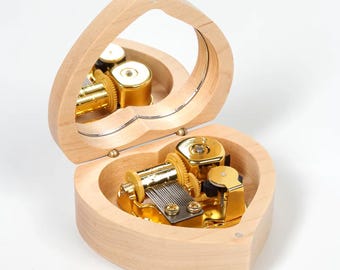 Carillon a forma di cuore inciso: regalo personalizzato in legno a tema musicale