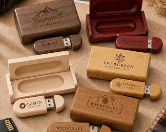 Può includere: Una collezione di scatole rettangolari in legno e chiavette USB abbinate con vari loghi incisi, tra cui Summit Studios, Evergreen Visuals, Lumen Photo Co. e Wildcraft Photography, caratterizzate da venature del legno naturale.