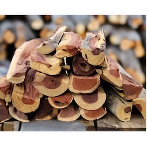 La caja Premier Burn: 20 libras de troncos partidos de 11&quot; combinados con 4 iniciadores de fuego ecológicos Fire Ballz