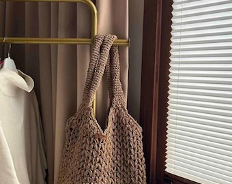 Bolso minimalista de ganchillo hecho a mano, de inspiración escandinava.