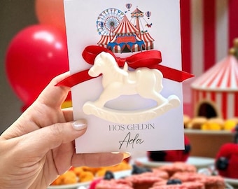 Imán personalizado de caballito mecedora, regalo para baby shower con nombre personalizado o para bautizo.