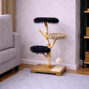 Puede incluir: Un árbol para gatos de madera con tres plataformas cubiertas de piel sintética. Las plataformas son negras y beige, y el árbol tiene un juguete colgante. La base es cuadrada, en una habitación con una alfombra azul.