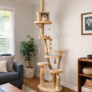 Handgjort högt klösträd – Unikt torn av naturligt trä