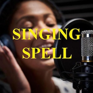 Op de afbeelding: Een persoon met een koptelefoon zingt in een microfoon. De woorden "SINGING SPELL" staan in gele tekst over de afbeelding. De microfoon is zilver en zwart, met een popfilter.