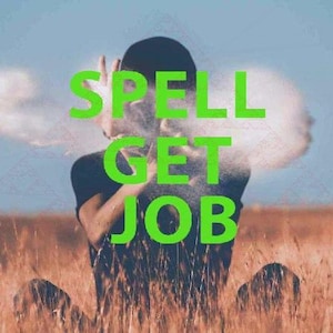 Puede incluir: Una persona de pie en un campo de hierba alta con las manos levantadas, soplando polvo blanco al aire. Las palabras "SPELL GET JOB" están escritas en letras verdes sobre la cabeza de la persona.