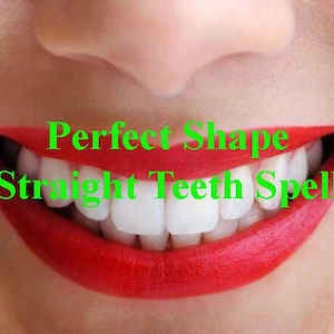 Può includere: Primo piano di un sorriso con denti bianchi e dritti. Il testo "Perfect Shape Straight Teeth Spell" è sovrapposto all'immagine.