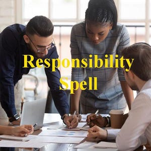 Könnte beinhalten: Vier Personen sitzen an einem Tisch und arbeiten an einem Projekt. Der Tisch ist mit Papieren und Dokumenten bedeckt. Der Text "Responsibility Spell" ist in gelben Buchstaben auf dem Tisch geschrieben.