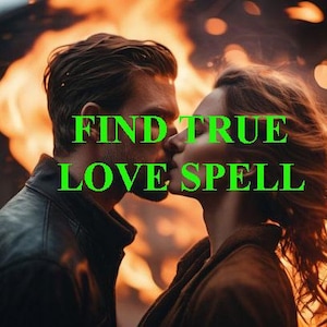 以下が含まれることがあります： 炎の背景の前でキスをするカップル。画像に「FIND TRUE LOVE SPELL」というテキストが重ねられています。