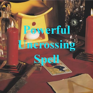 Könnte beinhalten: Eine rote Kerze, eine klare Glasflasche und ein gelber Keramik-Räucherofen stehen auf einem roten Tischtuch. Der Text "Powerful Uncrossing Spell" ist in Blau auf dem Tischtuch geschrieben.