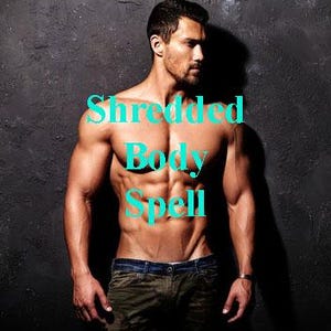 Può includere: Un uomo con un fisico muscoloso, in piedi davanti a uno sfondo grigio scuro. Il testo "Shredded Body Spell" è sovrapposto all'immagine.