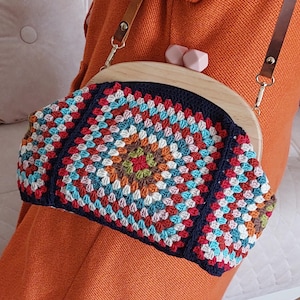 Crochet Granny Square Clutch: Vintage Style Wooden Kiss Lock Bag