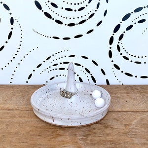 White Ceramic Ring Dish / Jewelry Holder Wheel Thrown Wedding Ring Earring Tray Bild 1