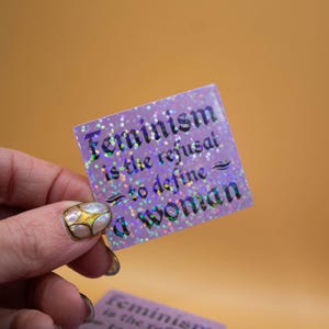 Sticker feminisme is de weigering om een vrouw te definiëren - politieke stickers, sprankelende stickers, meisjesstickers, laptop- en waterflesstickers