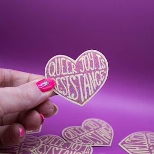 Queer Joy Sticker - LGBTQ-stickers, trans-stickers, sprankelende stickers, girly-stickers, feminismestickers, laptop- en waterflesstickers