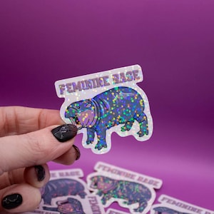 Moo Deng Feminine Rage Aufkleber - Tiere, süße Aufkleber, Nilpferde, Kawaii, funkelnde Aufkleber, Girly Aufkleber, Laptop- und Wasserflaschenaufkleber