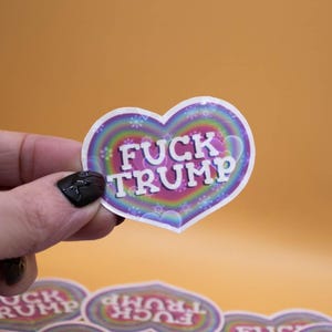 Adesivo de caridade ** Adesivo F*ck Trump - Adesivos de caridade, Adesivo político, Adesivo Trump, Adesivo brilhante, Adesivo para laptop e garrafa de água