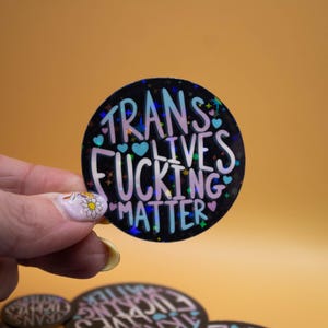 Pegatina de caridad ** Pegatina "Trans Lives F*cking Matter" - Pegatinas de derechos trans, socialistas, brillantes, femeninas, para portátil y botella de agua