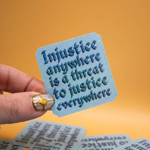 Injustice Anywhere-sticker - politieke stickers, antifascistische sticker, sprankelende stickers, girly-stickers, laptop- en waterflesstickers