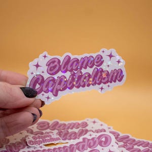 Sticker kapitalisme de schuld geven - communistische stickers, socialistische stickers, sprankelende stickers, stickers voor meisjes, laptop- en waterflesstickers