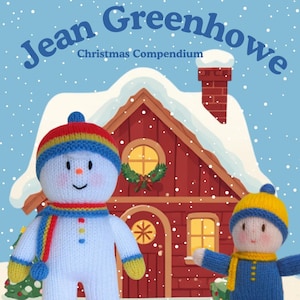 Könnte beinhalten: Ein Jean Greenhowe Christmas Compendium Buchcover mit zwei gestrickten Puppen vor einem roten Haus. Die größere Puppe ist weiß mit einer regenbogenfarbenen Mütze und Schal, die kleinere Puppe ist blau mit einer gelben Mütze und Schal im Schneefall.