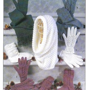 Può includere: Una collezione di accessori invernali lavorati a maglia, tra cui guanti, sciarpe e calzini. L'immagine presenta vari stili e colori, come bianco, verde e viola. Il testo "4 PLY" e "ADULT 9485" sono visibili.