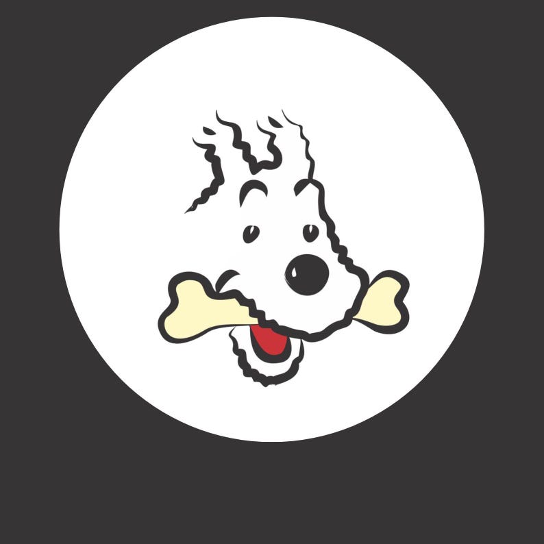 Puede incluir: Cabeza de perro de dibujos animados con un hueso en la boca, sobre un c&iacute;rculo blanco sobre un fondo gris oscuro. El perro es blanco con detalles negros, una nariz negra y una lengua roja.