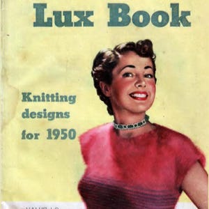 Puede incluir: Una portada de folleto vintage Lux Book knitting designs for 1950 con una persona sonriente de cabello oscuro que viste una blusa roja de manga corta y un collar de cuentas verdes sobre un fondo amarillo pálido con texto verde.