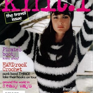 Może przedstawiać: Okładka magazynu Vogue Knitting, wiosna 2006, z kobietą w czarno-białym swetrze w paski. Tekst zawiera "the travel issue", "Pirates booty knits ahoy!" i "HARD rock Crochet".