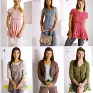 Può includere: Una collezione di sei capi all'uncinetto. I capi includono una tunica rosa, un vestito blu, un top rosa, un vestito marrone, un bolero marrone e un cardigan verde. I capi sono indossati da donne. I capi sono tutti fatti a mano.