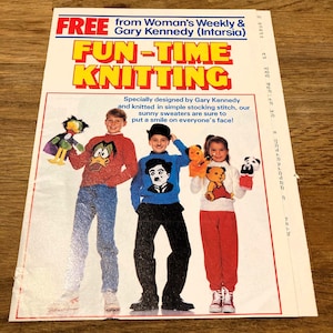 Peut inclure: Un dépliant de modèles de tricot intitulé FUN-TIME KNITTING de Woman's Weekly et Gary Kennedy. La couverture présente trois personnes portant des pulls avec des motifs intarsia, incluant un canard, Charlie Chaplin et un ours en peluche.