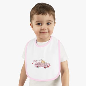 Uroczy dziecięcy śliniaczek z kontrastowym wykończeniem, prezent dla noworodka, niezbędny na baby shower, śliniaczek dla malucha, Richard Scarry Mistress Mouse Car Repair Mechanic