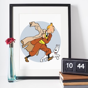 Può includere: Una stampa incorniciata di un'illustrazione a fumetti di un uomo con un cappotto marrone e pantaloni rossi che corre con un cane bianco. L'uomo ha i capelli biondi e indossa un maglione giallo e una cravatta blu. Lo sfondo è un cerchio blu chiaro.