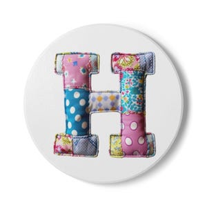 Posavasos de cerámica personalizado con la letra H acolchada, regalo único para quilters, artesanos y costureras, inauguración de la casa con monograma