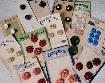 Lote de botones cardados vintage, algunos juegos, 42 piezas en 13 tarjetas