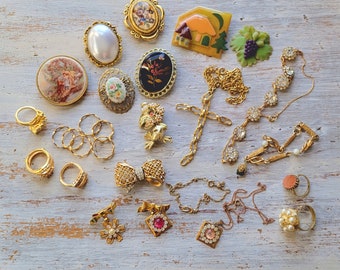 Vintage Brooches Rings Necklaces Costume Jewelry Gold Lot