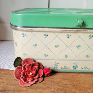 Vintage brödlåda i metall från 1950-talet - holländskt väderkvarnsmönster med grönt lock - Mid Century Retro köksform