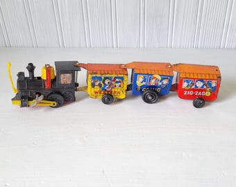 Rustykalny, vintage'owy, nakręcany pociąg z blachy, komiksowy ekspres w stylu zygzakowatym - dekoracja półki