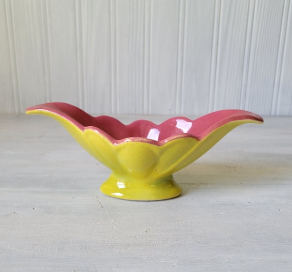 Vintage 1950s Light Pink Scalloped Planter Vintage 1950s Light Pink Scalloped Planter