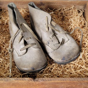 Vintage weiße Babyschuhe zum schnüren