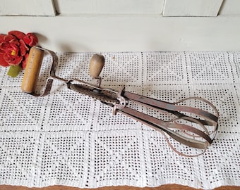 Antiker primitiver Schneebesen - rostiger Industrie-Handkurbelmixer - Assessment-Gefundenes Objekt - rustikale Bauernhausdekoration