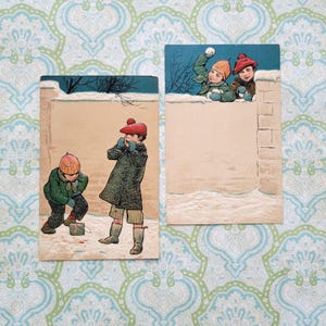 Cartes postales anciennes du début des années 1900 : Garçons jouant dans la neige en relief