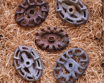 5 manijas de grifo ovaladas de metal oxidadas antiguas - Chatarra para manualidades, arte alterado o ensamblaje
