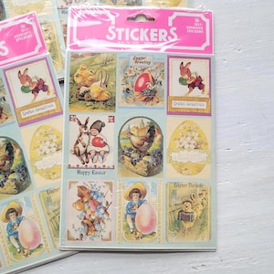 Peut inclure: Planches d'autocollants de Pâques vintage avec diverses illustrations, notamment des lapins, des poussins, des œufs et des enfants. Les autocollants sont dans une variété de couleurs pastel et comportent le texte "Joyeuses Pâques".