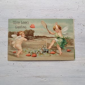 Cartão postal antigo de 1908 do dia dos namorados Cupido Fada jogando tênis em relevo Alemanha