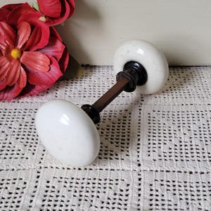 Antyczna biała porcelanowa gałka do drzwi - Architectural Salvage