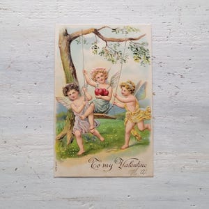Cartão postal antigo de 1908 dos namorados, balanço de fada dos cupidos, relevo da Alemanha