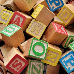 Lote de 15 bloques de madera alfabéticos vintage al azar, envejecidos y desgastados.